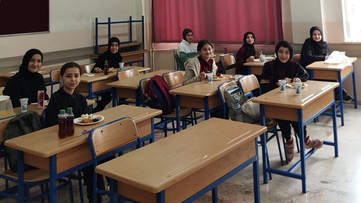6/A ve 11/C Sınıfları Öğrencilerimizle Ramazan Öncesi Motivasyon Yemeği Düzenledik. 